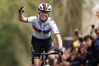 European Cyclocross Championships: Fem van Empel wins women's elite title in thrilling battle with Ceylin Alvarado