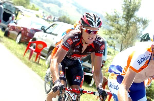 Luis Leon Sanchez (Caisse d'Epargne) follows Robert Gesink up the climb.
