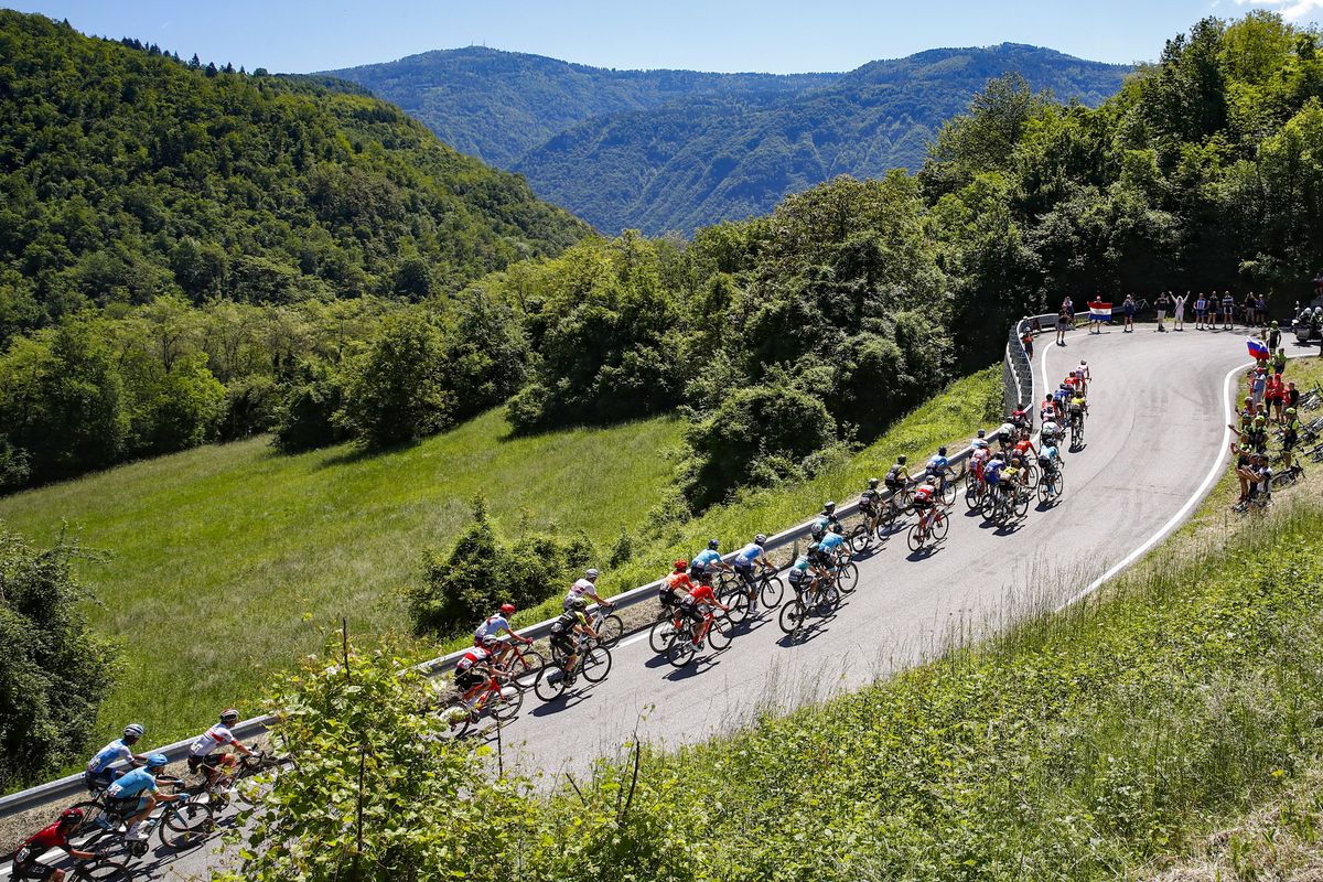 The peloton early on stage 20