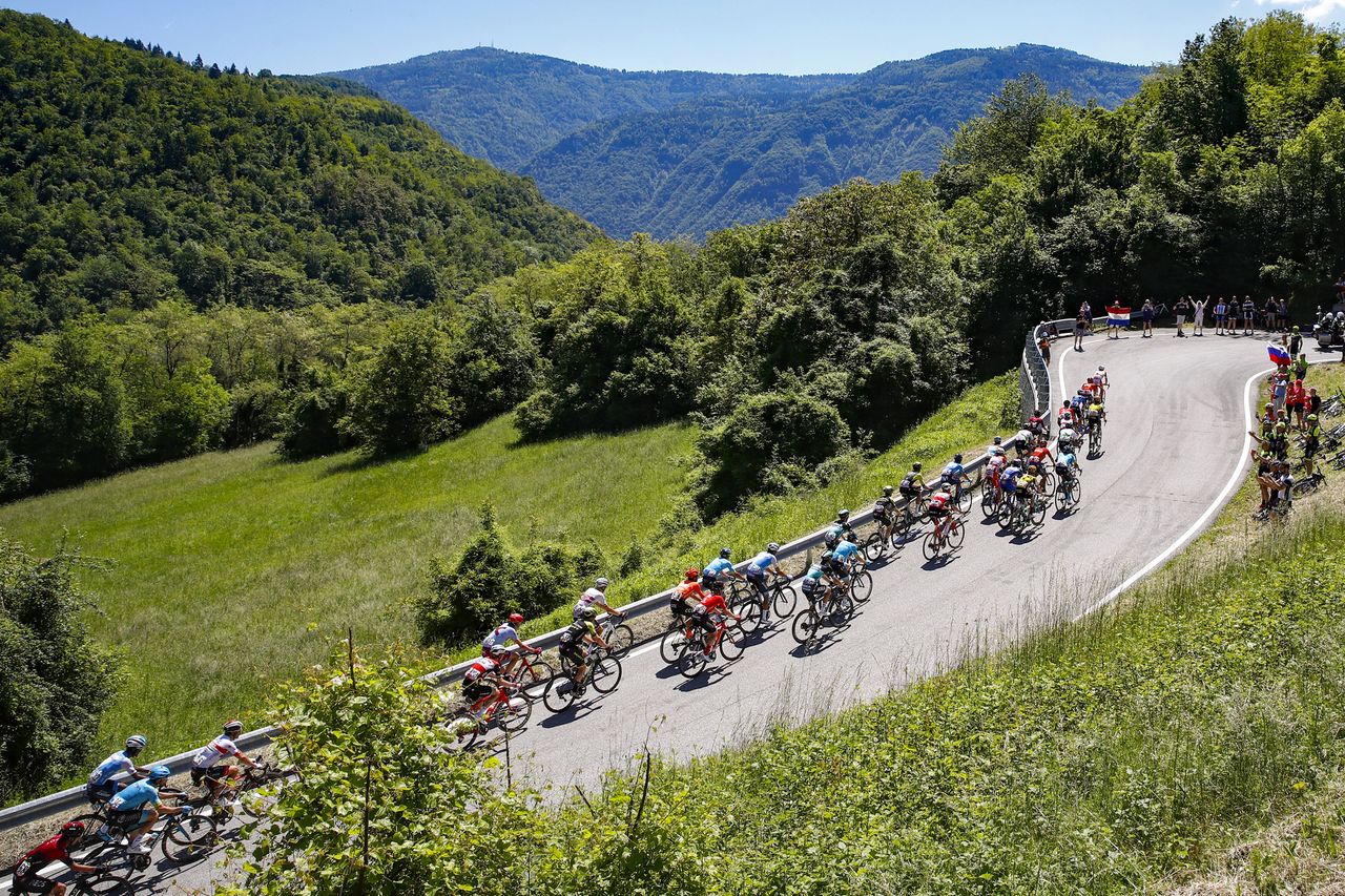 The peloton early on stage 20