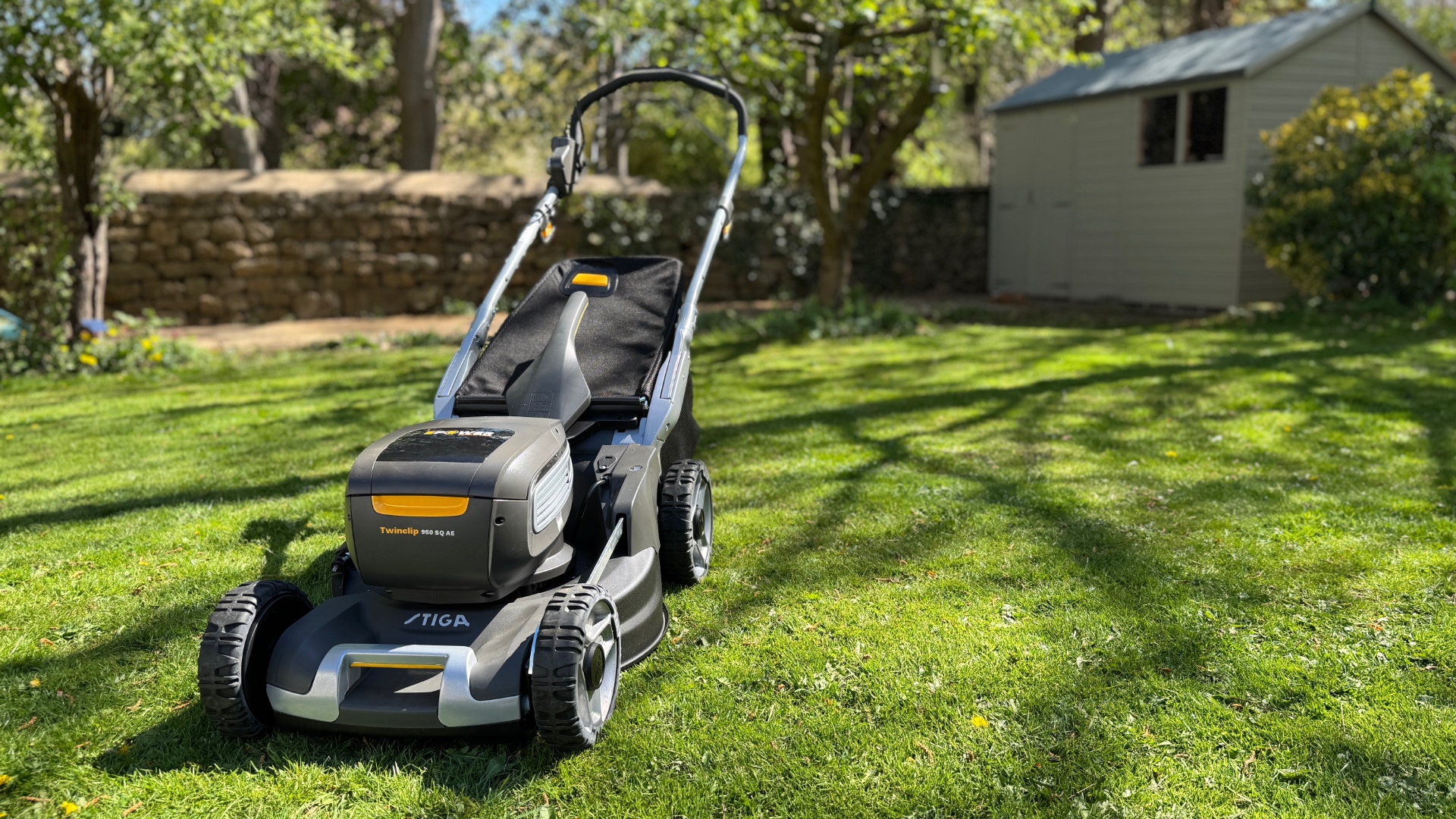 Stiga Twinclip 950e V Kit on the lawn