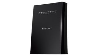 Beste WiFi-forsterker: Netgear Nighthawk X6S EX8000 mot hvit bakgrunn
