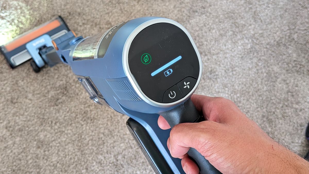 Low power notification on Shark PowerDetect Speed vacuum cleaner