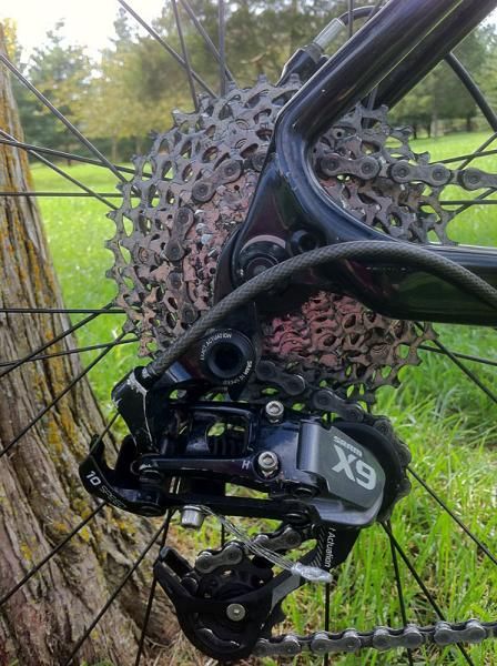 Out back there's a SRAM X9 long-cage rear derailleur and 11-36T cassette
