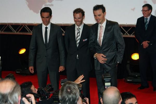 ...and didn't seem too perturbed by the paparazzi shots.