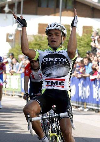 Fabio Duarte (Geox-TMC) outsprints Tiago Machado (RadioShack) to win stage three.
