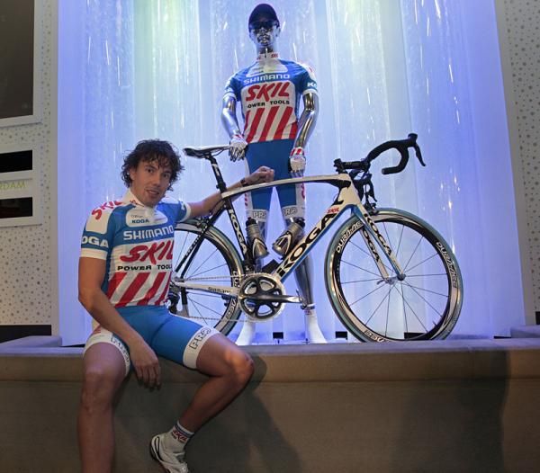 Kenny van Hummel poses with his twin.