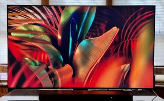 Samsung QN85C met een abstracte, kleurrijke afbeelding op het scherm