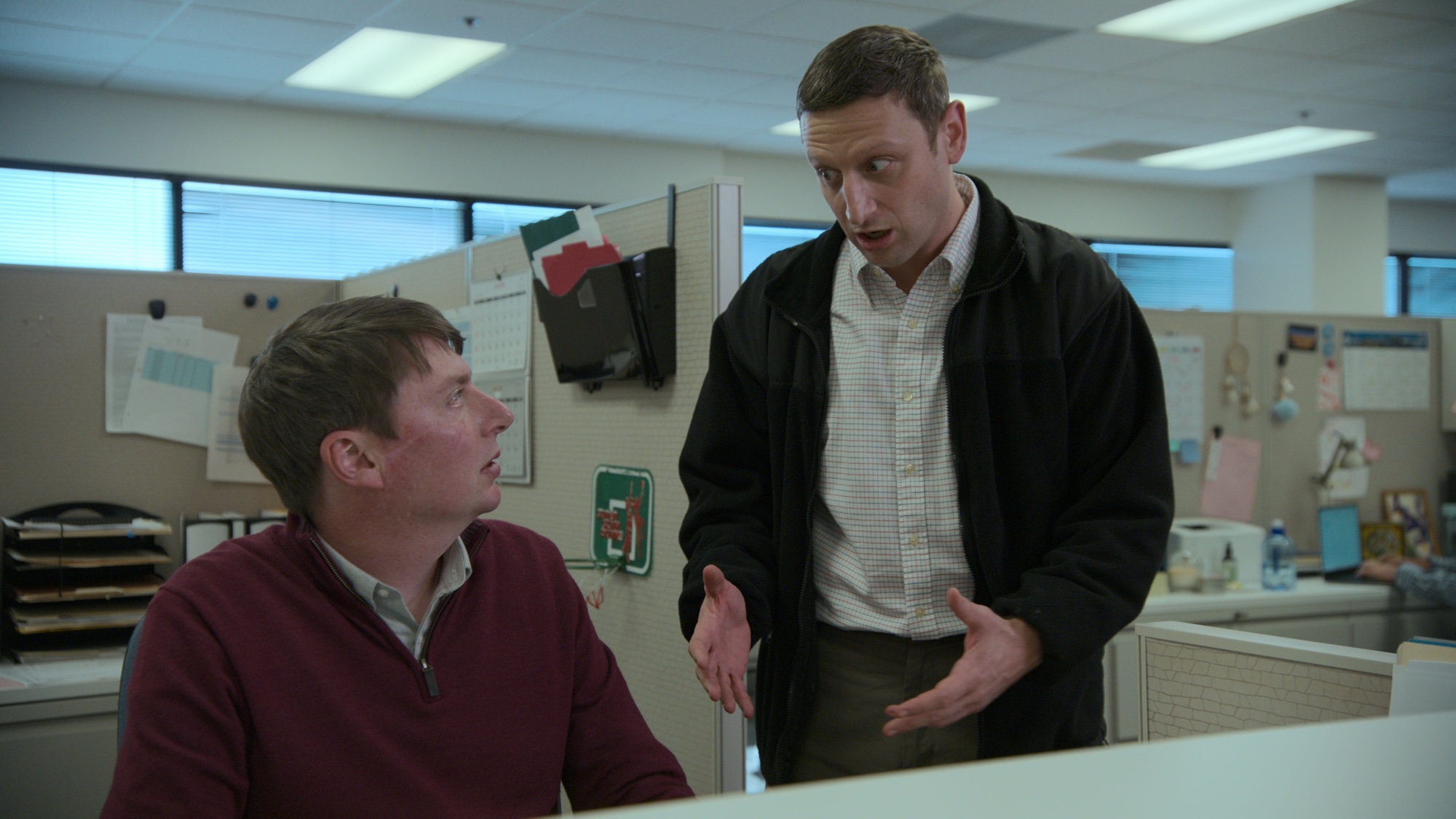 (L, R) Mike O'Brien y Tim Robinson en el sketch de Calico Cut Pants en Creo que deberías ir con Tim Robinson