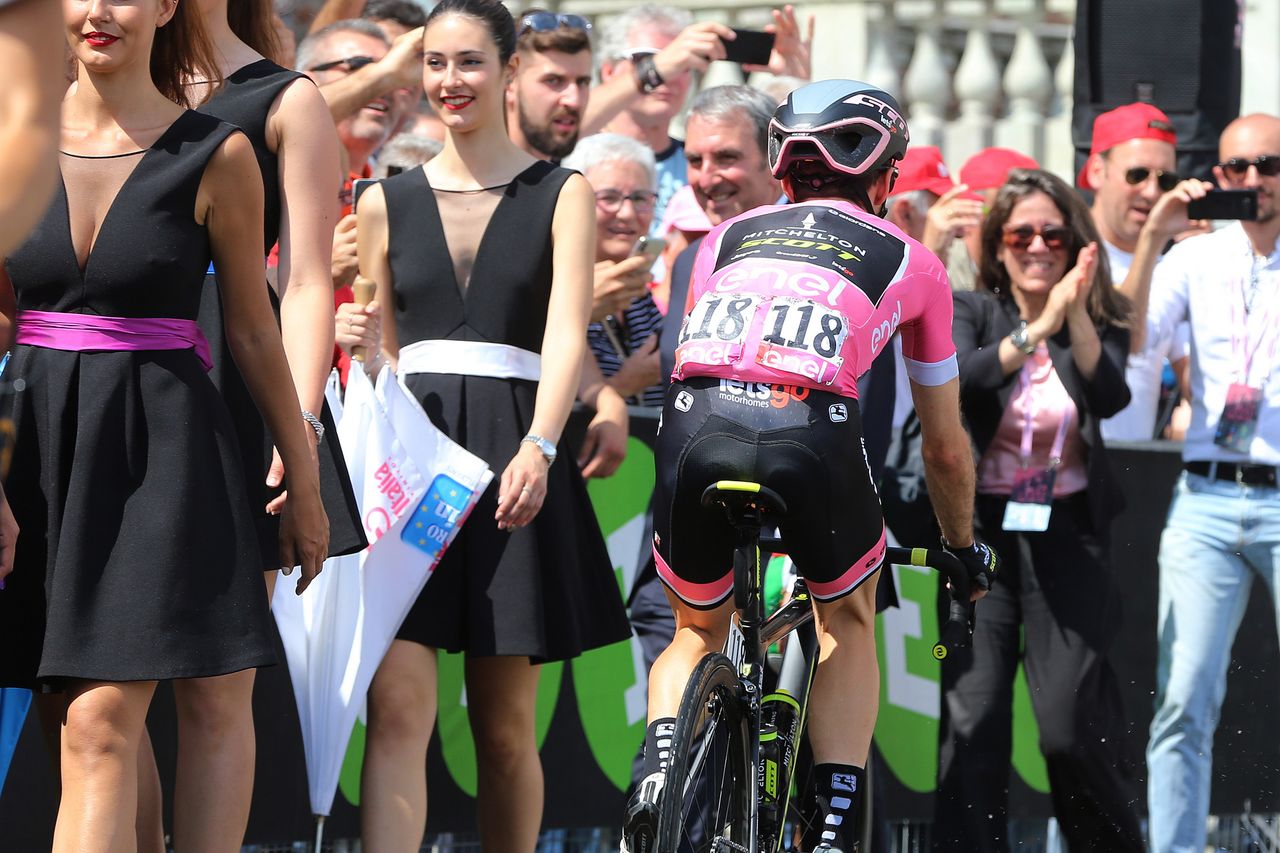 Simon Yates in his last day in the maglia rosa