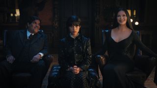 Wednesday Addams er flankeret af forældrene Gomez og Morticia på rektorens kontor på Nevermore Academy