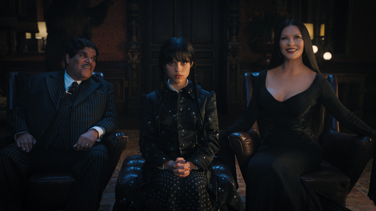 Wednesday Аддамс окружен родители Гомес и Мортиша в кабинете директора Академии Nevermore