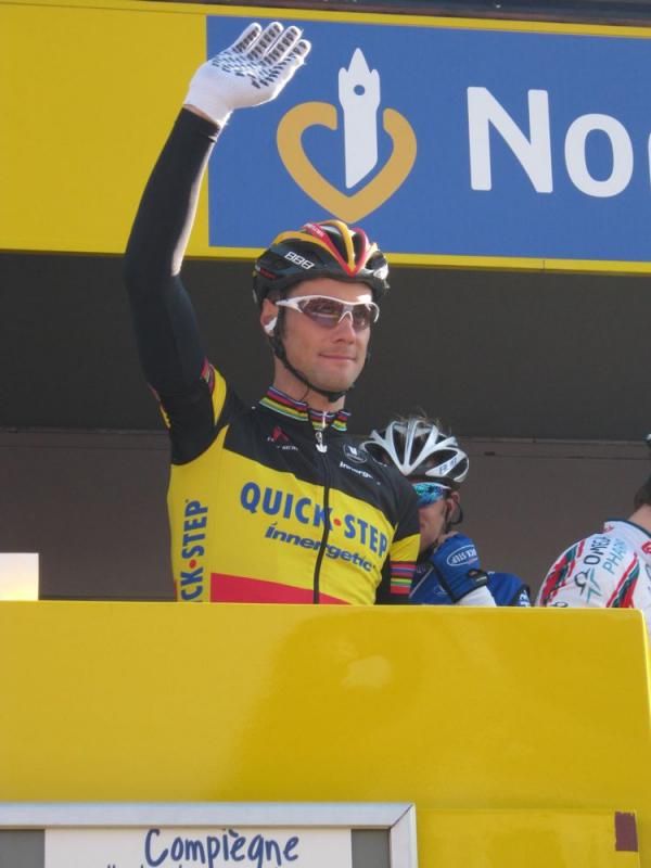 Tom Boonen signs on and waves to the crowd