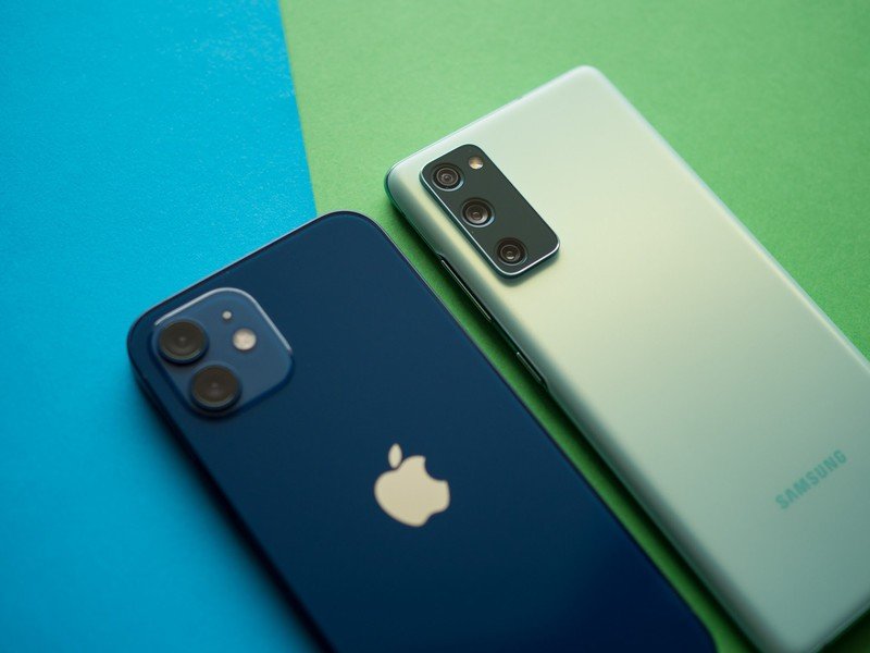 Galaxy S20 FE vs. iPhone 12