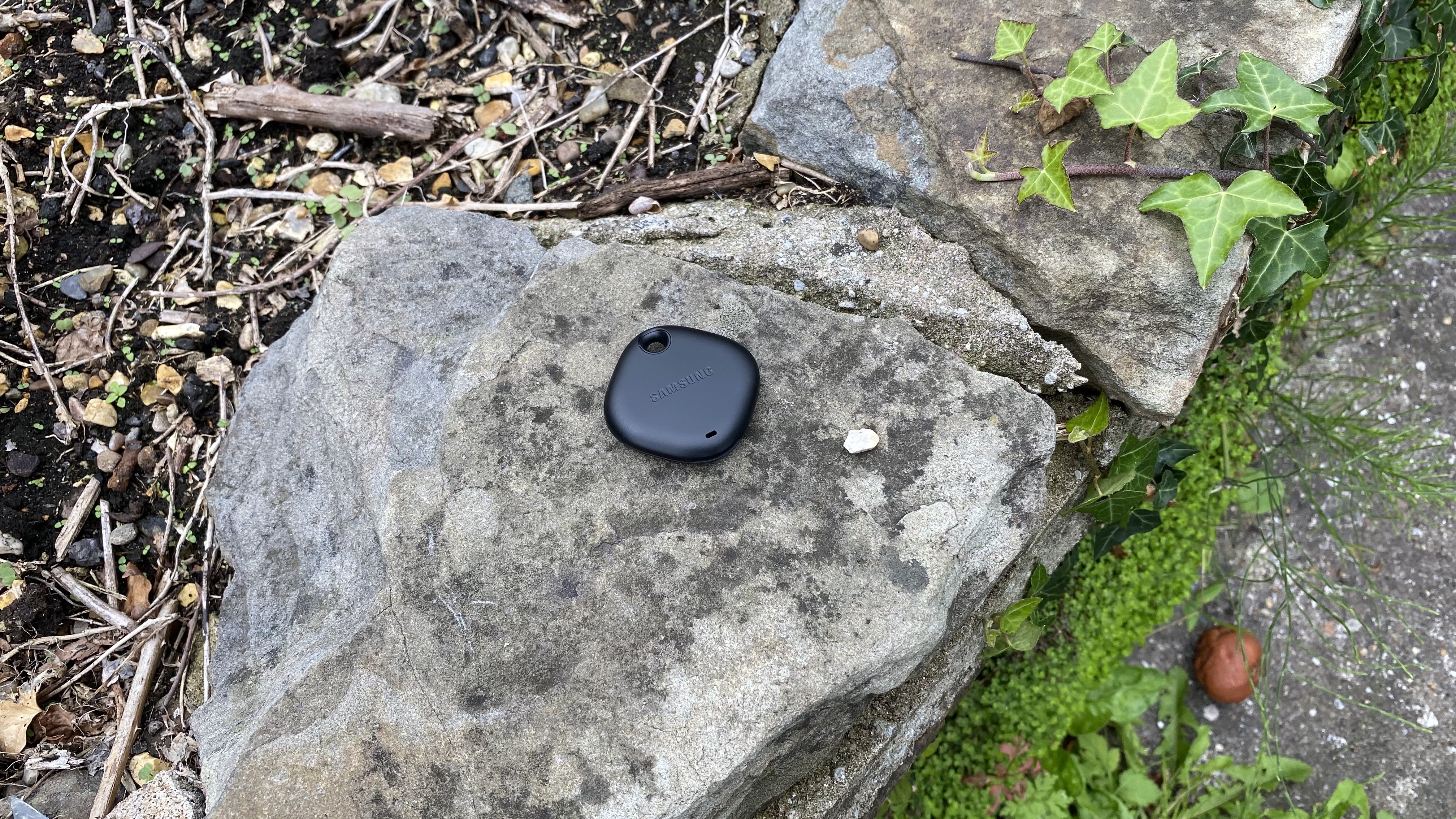 Un Samsung Galaxy SmartTag Plus sur un rocher