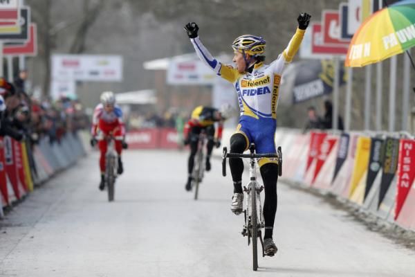 Tom Meeusen (Telenet Fidea) escaped as Pauwels and Nys watched each other