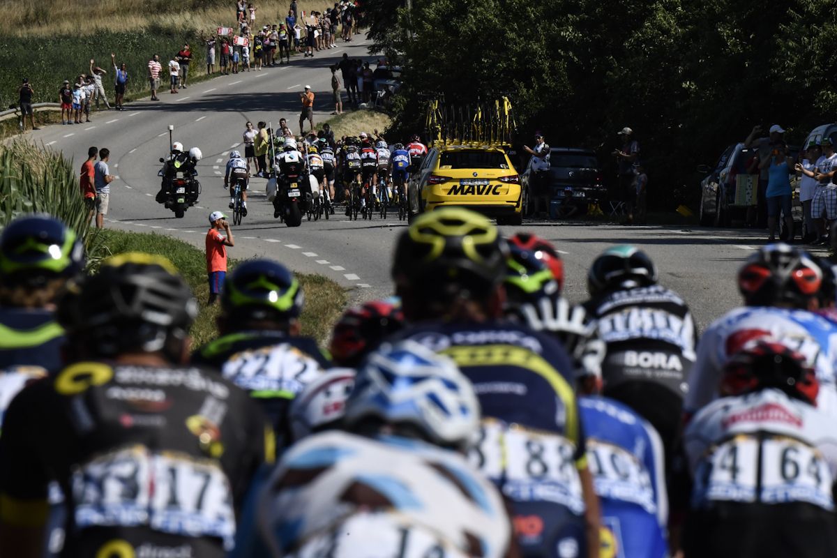 Echelons form in crosswinds during stage 16 at the Tour de France
