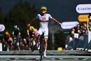 As it happened: World champion grabs yellow by the smallest margins with Tour de France stage 3 uphill sprint