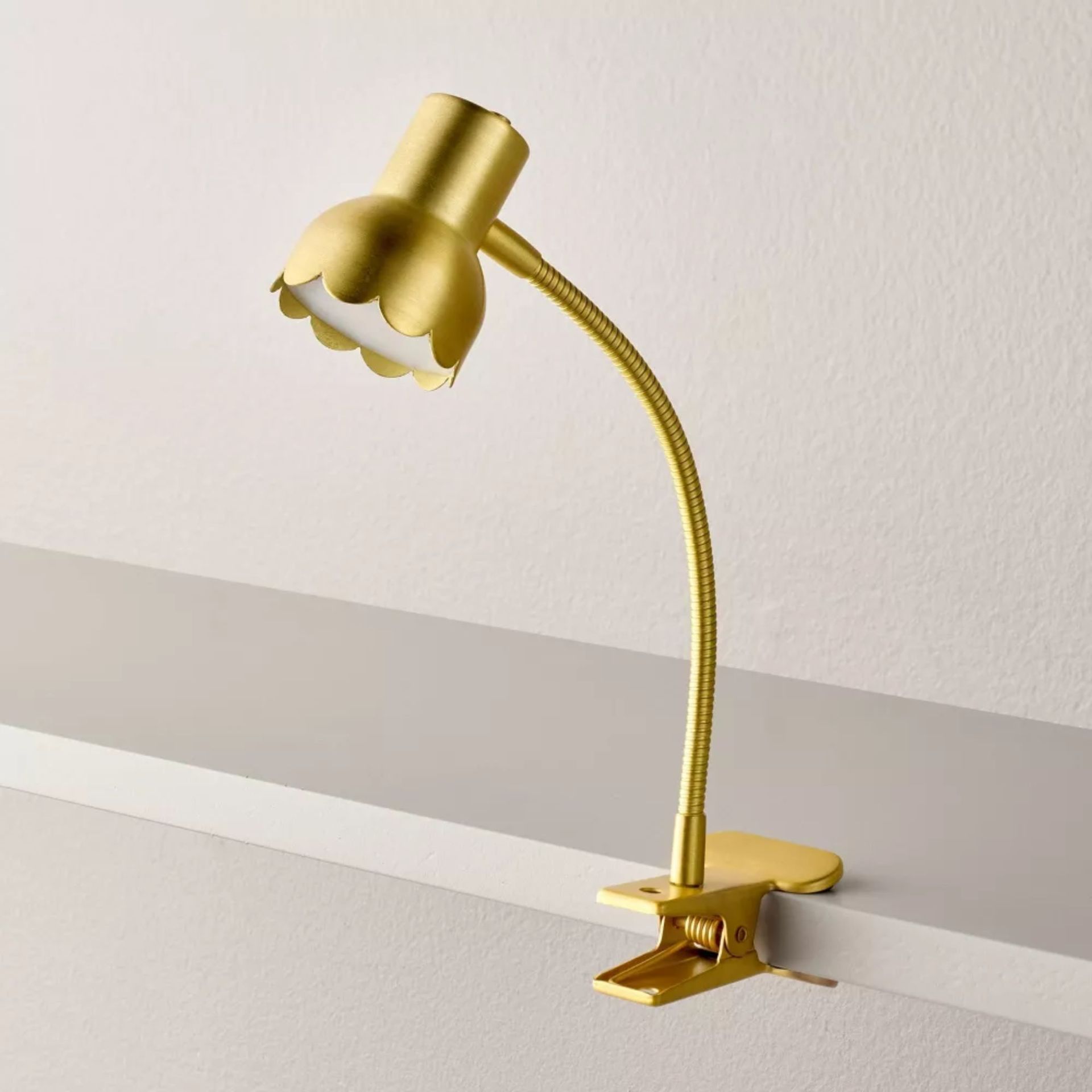 Scalloped Brass Clip Light (Includes LED Light Bulb)