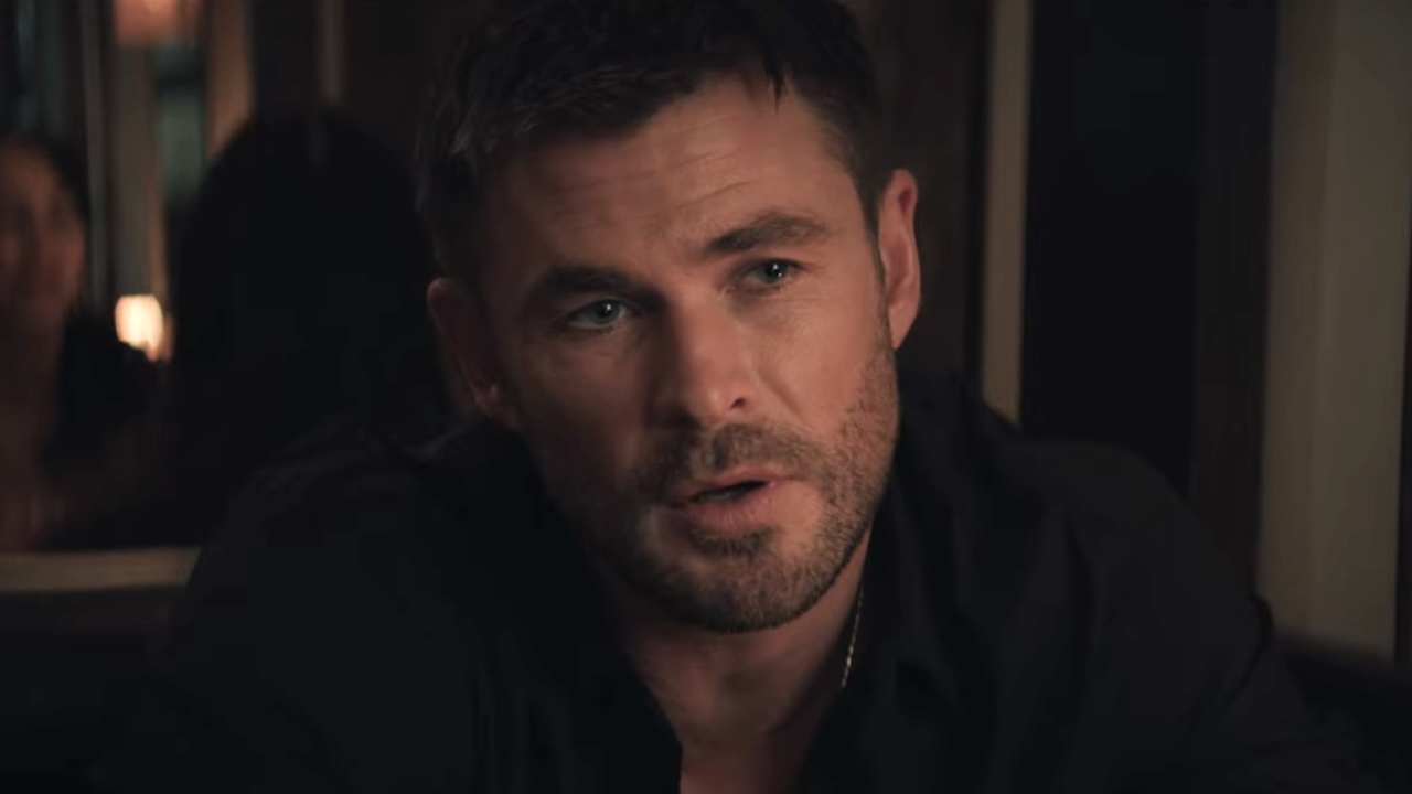 Close-up on Chris Hemsworth's Davis in Crime 101