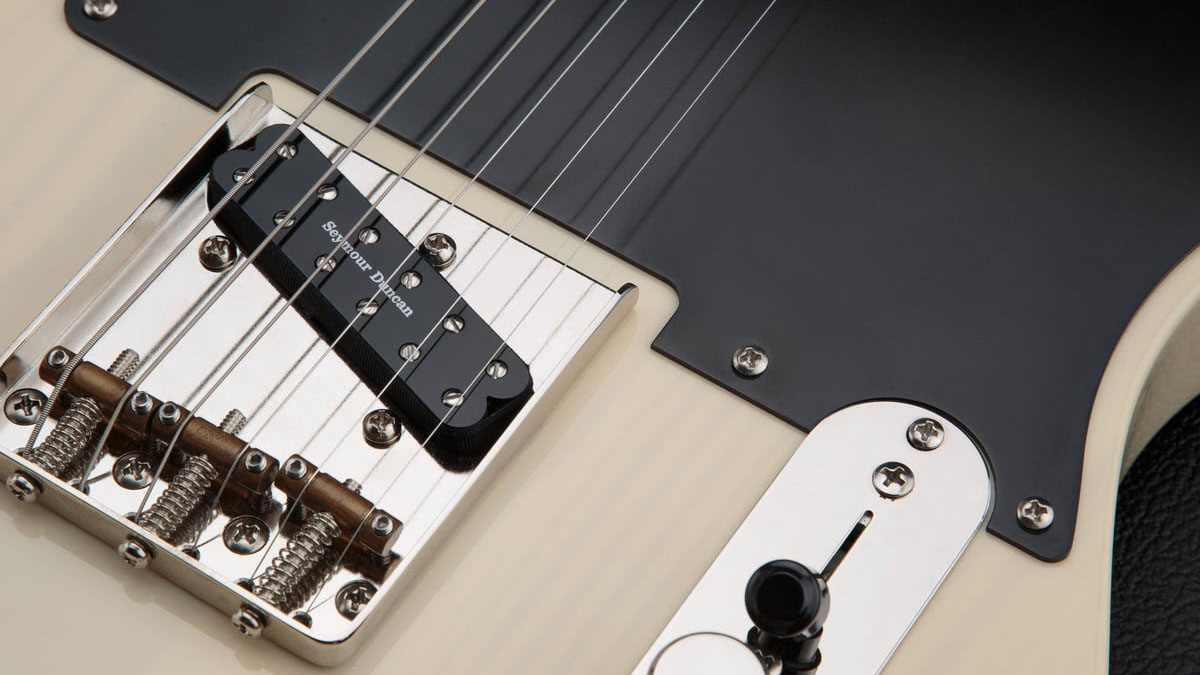 Seymour Duncan JB Jr.: the iconic high-output humbucker has been designed for the single-coil pickup sized routing of the Telecaster&#039;s bridge position.