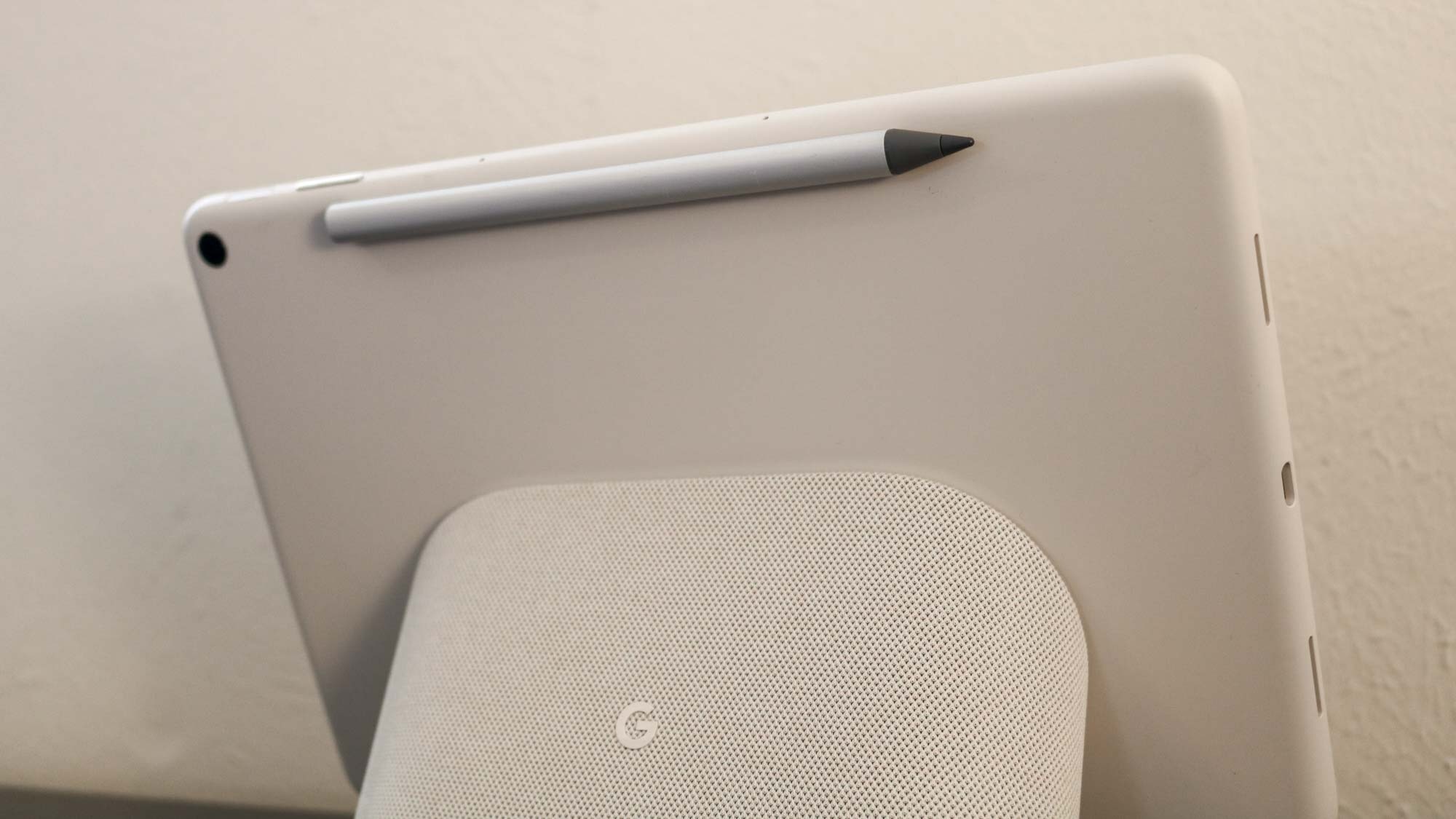 قلم متصل مغناطيسيًا بالجزء الخلفي من Pixel Tablet