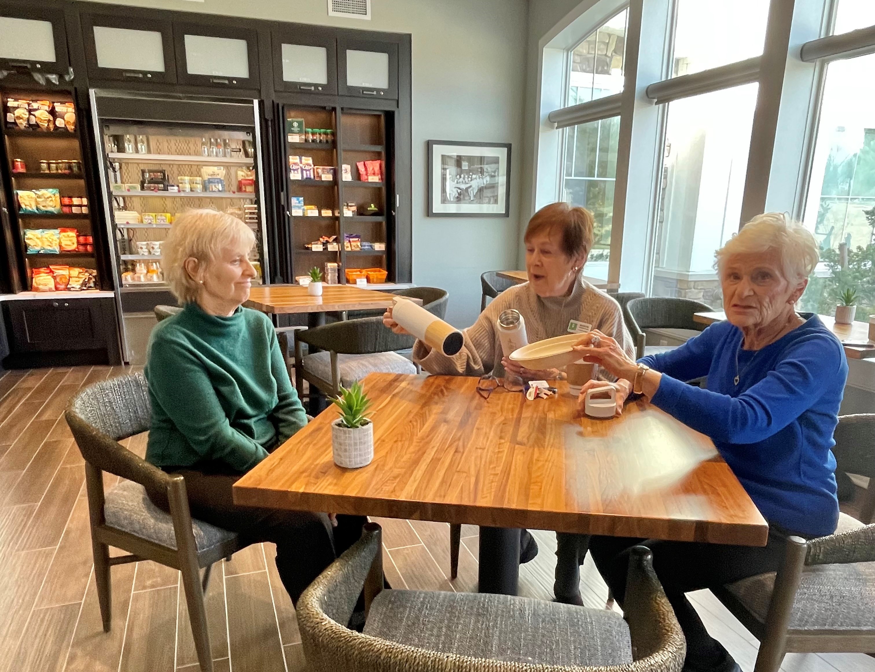 Marilyn Heimerdinger (center).