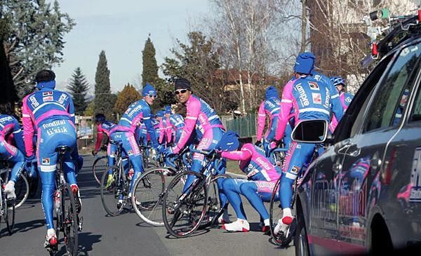 The Lampre team practices crashing