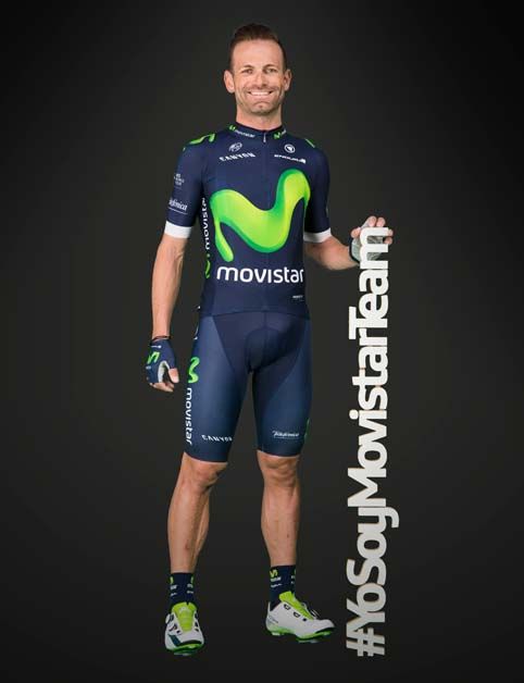 Jose Joaquin Rojas holding the hashtag 'I am Movistar Team'