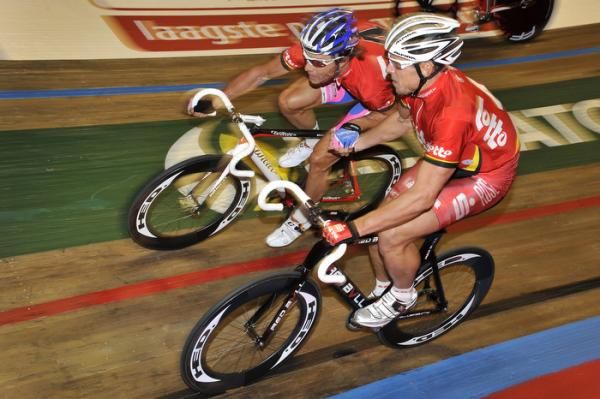 Robert Bartko slings Danilo Hondo into the action.