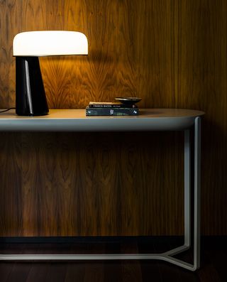 Falcon' lamp and 'Ballet' console table