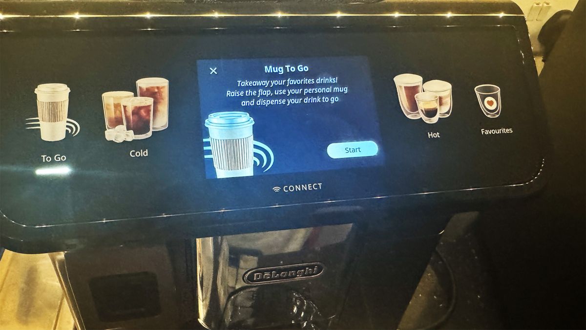 De&rsquo;Longhi Eletta Explore's display showing its 'Mug to go' option