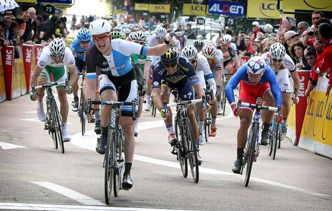 Theo Bos (Blanco) wins the opening sprint in Criterium International