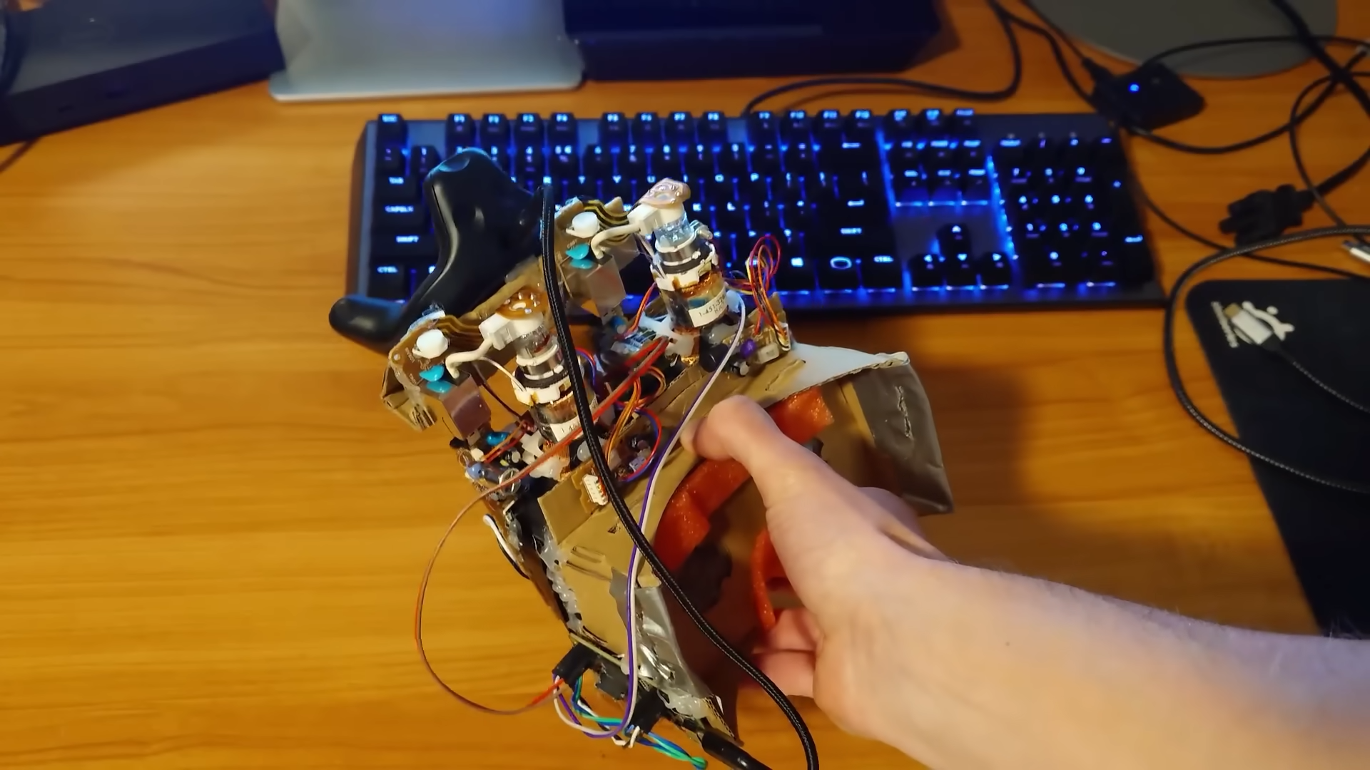 بناء سماعة الرأس CRT VR