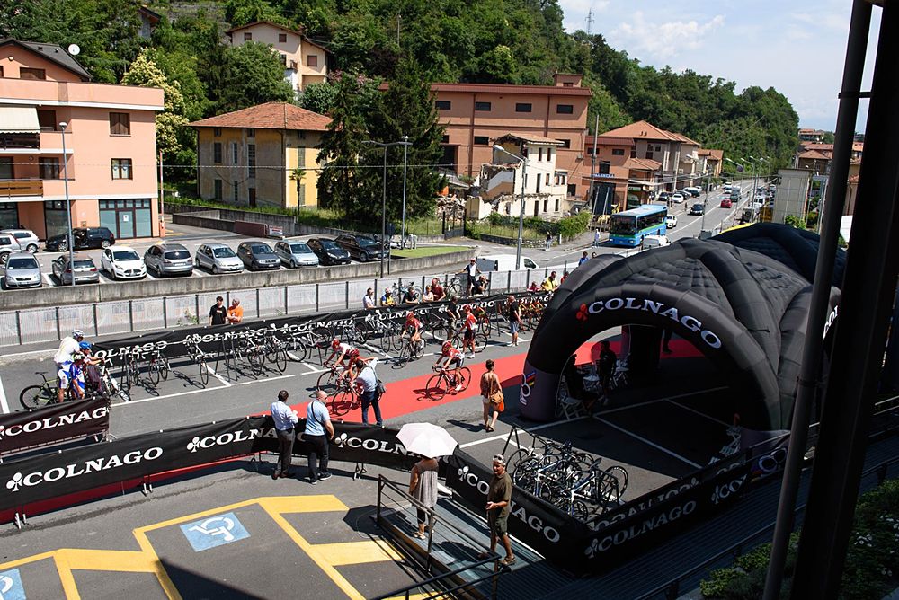Lotto Soudal complete the sign in protocols in Costa Volpino at Giro Rosa 2016 - Stage 4