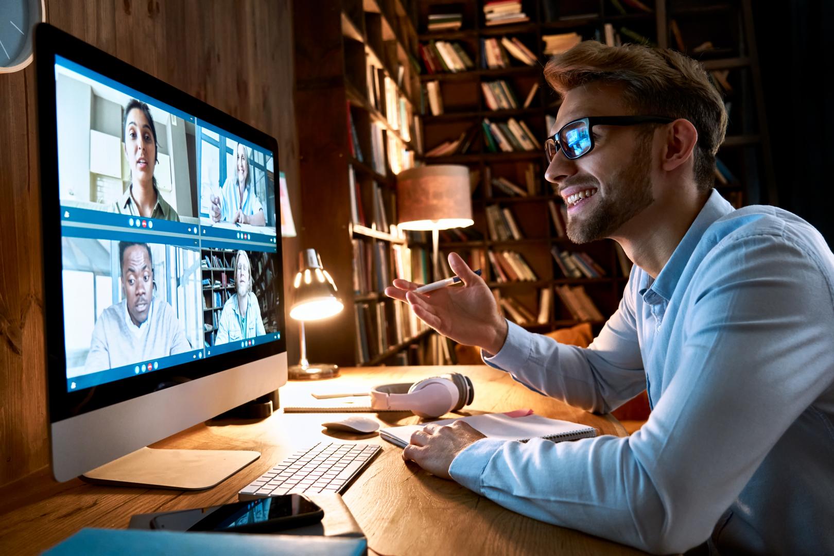 Eine Person An Einem Computer, Die An Einem Virtuellen Meeting Teilnimmt.