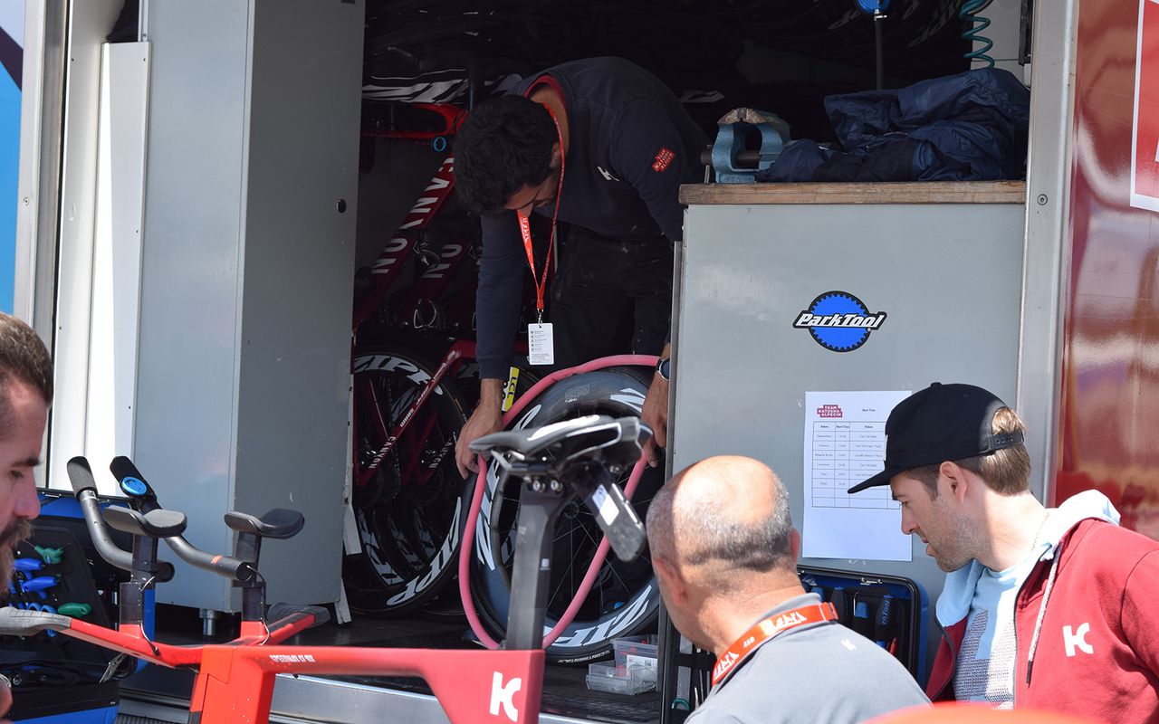 Katusha-Alpecin looked to be using clincher tyres with latex inner tubes on the front wheels of their bikes