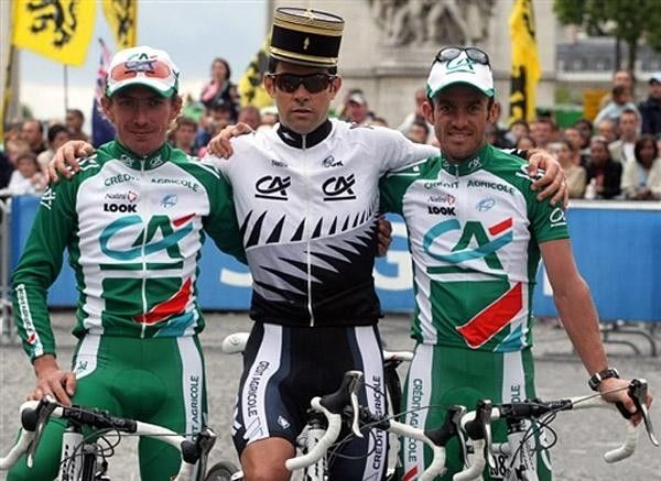 New Zealander Julian Dean the new Mayor of Credit Agricole, with team-mates Charteau and Fofonov.