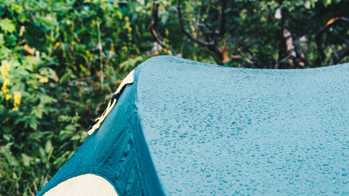 waterproof a tent: water droplets on tent fabric