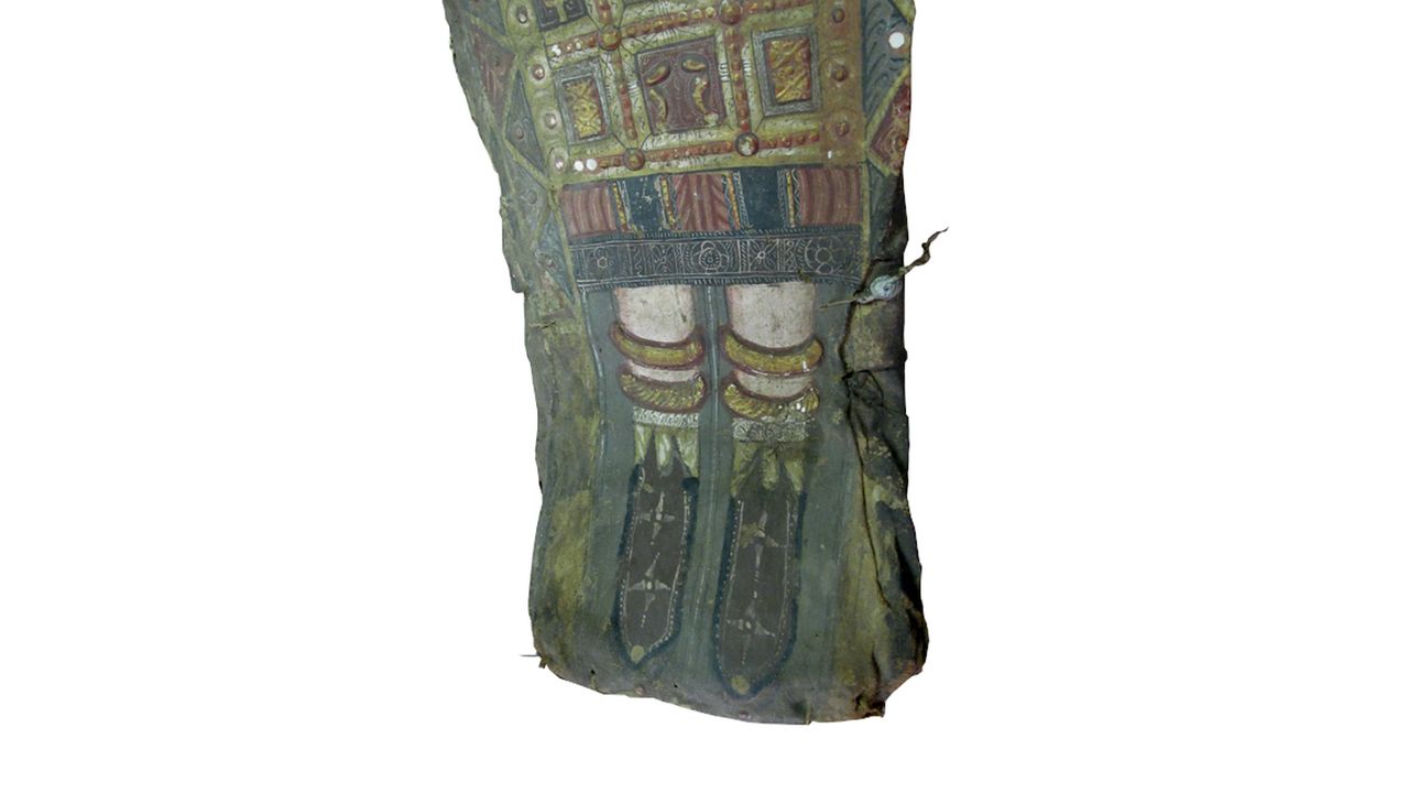 The teenage girl's mummy portrait included red-brown pointed shoes with white seams and stars.
