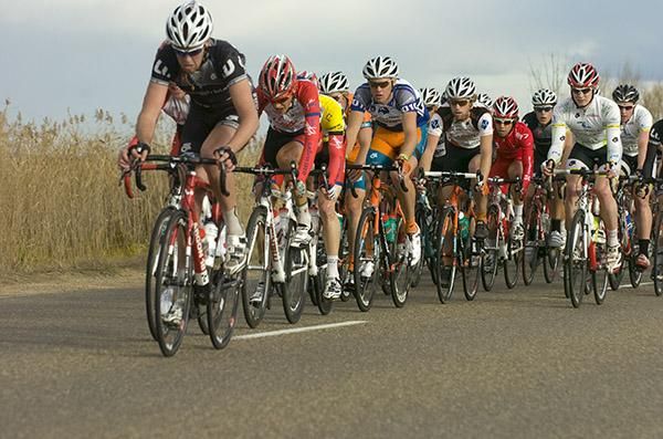 The chasing peloton trying to bridge the gap to the lead group with ten kilometres remaining.