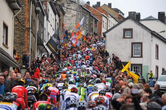 The peloton reach the Cote de Saint-Roch in Liege-Bastogne-Liege