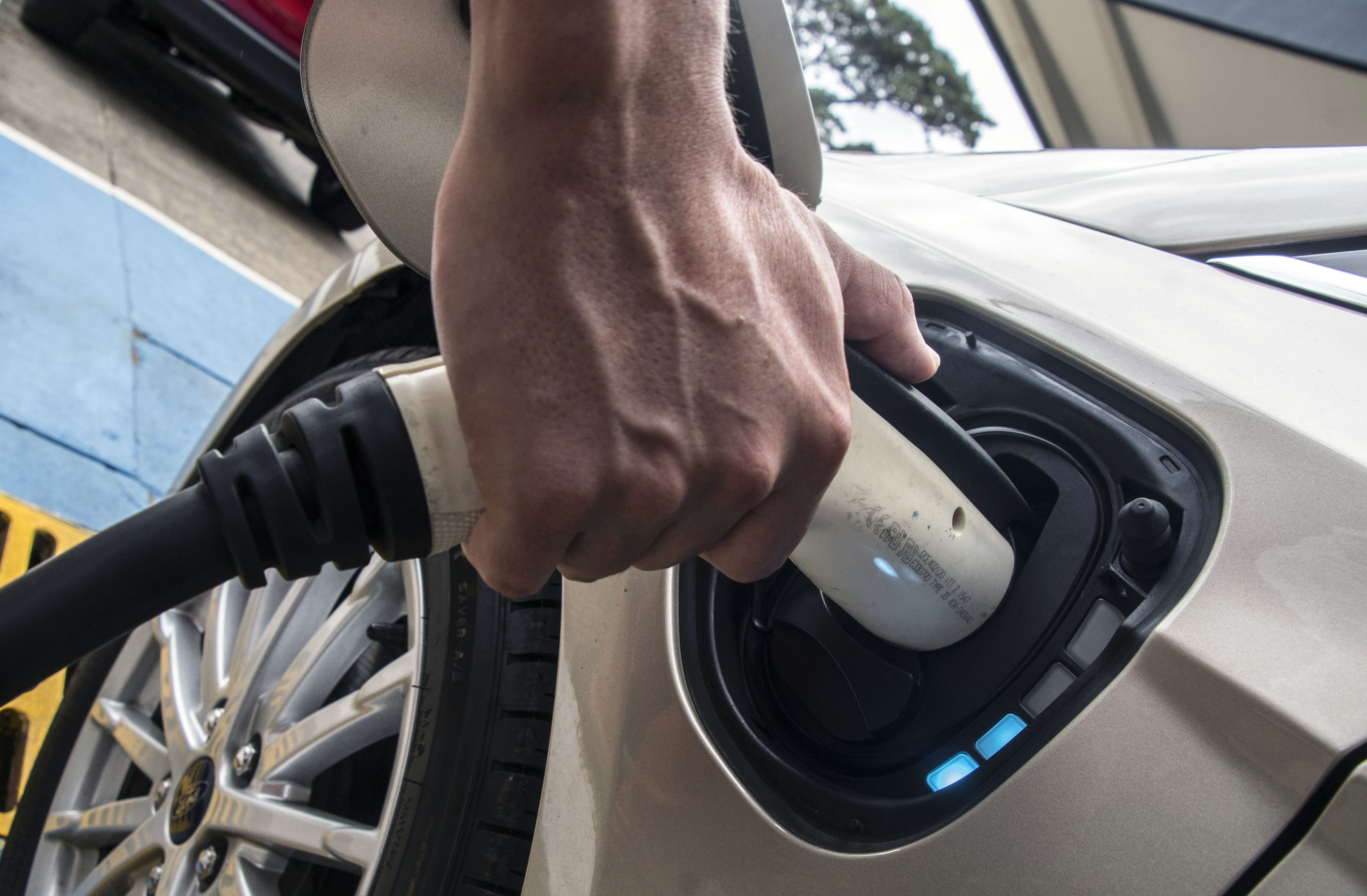 Giant Food rolls out electric vehicle charging stations