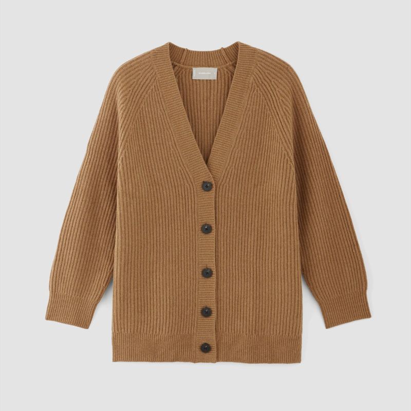 everlane velbloud ve výstřihu cardigan flat lay