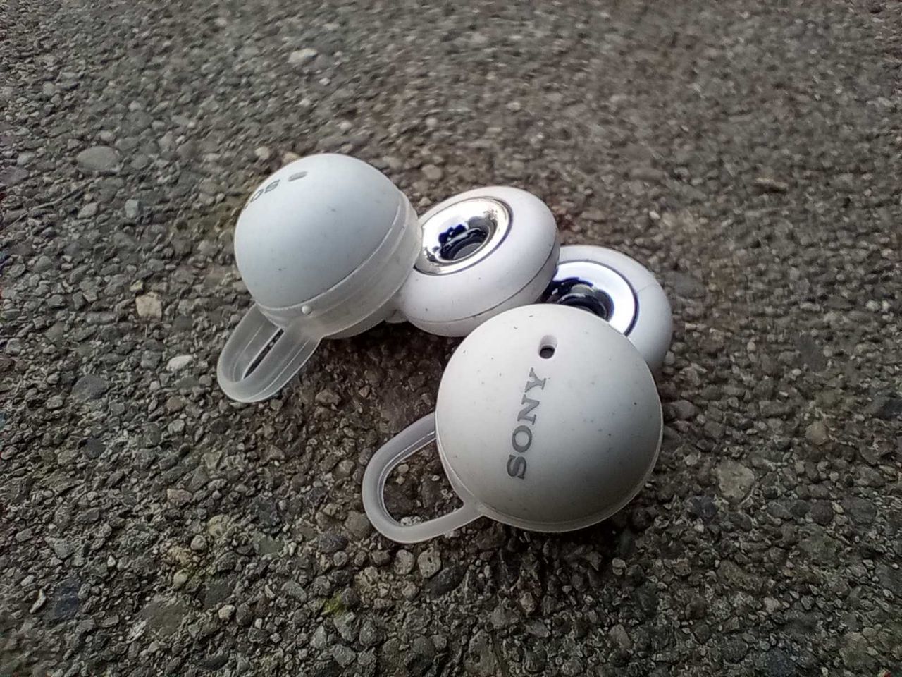 Moto G Play (2023), a macro image of the Sony LinkBuds
