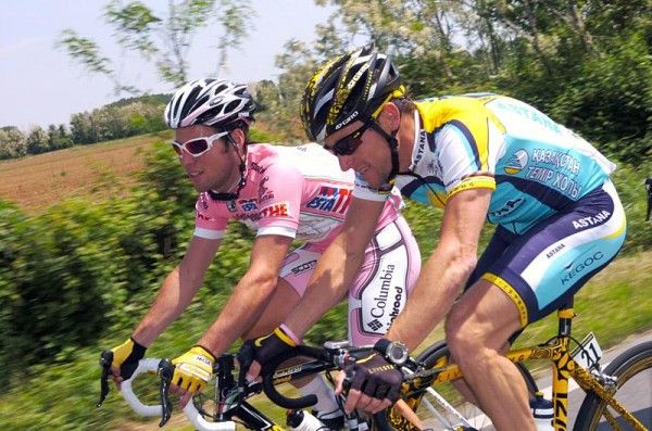 Race leader Mark Cavendish (Team Columbia - Highroad) and Lance Armstrong (Astana) have a chat during stage three.