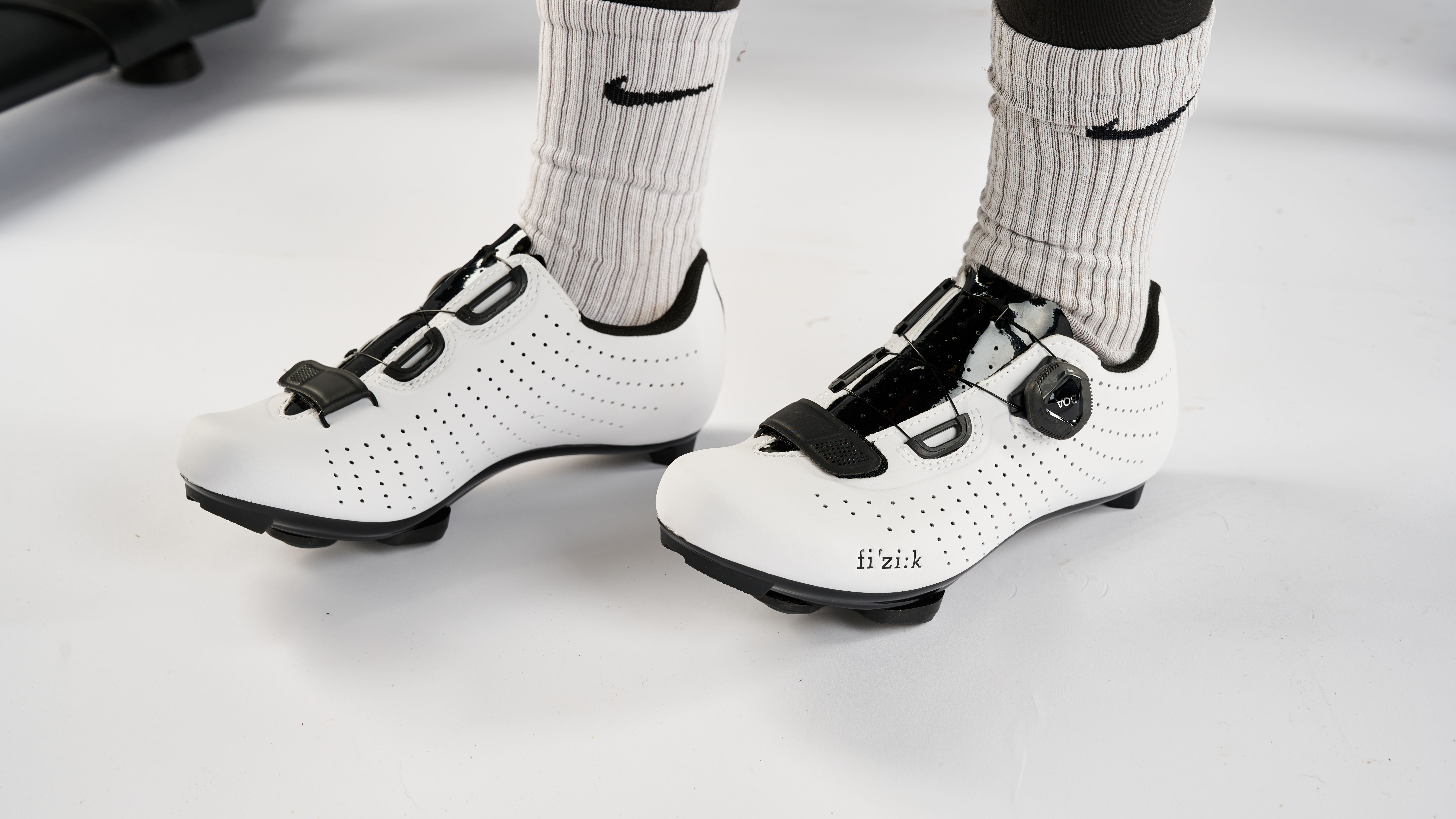 Zapatillas de ciclismo Fizik Tempo Overcurve R5 en los pies de una persona