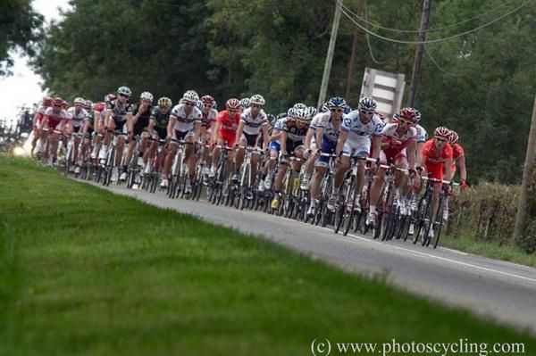 The peloton pursues the early break.