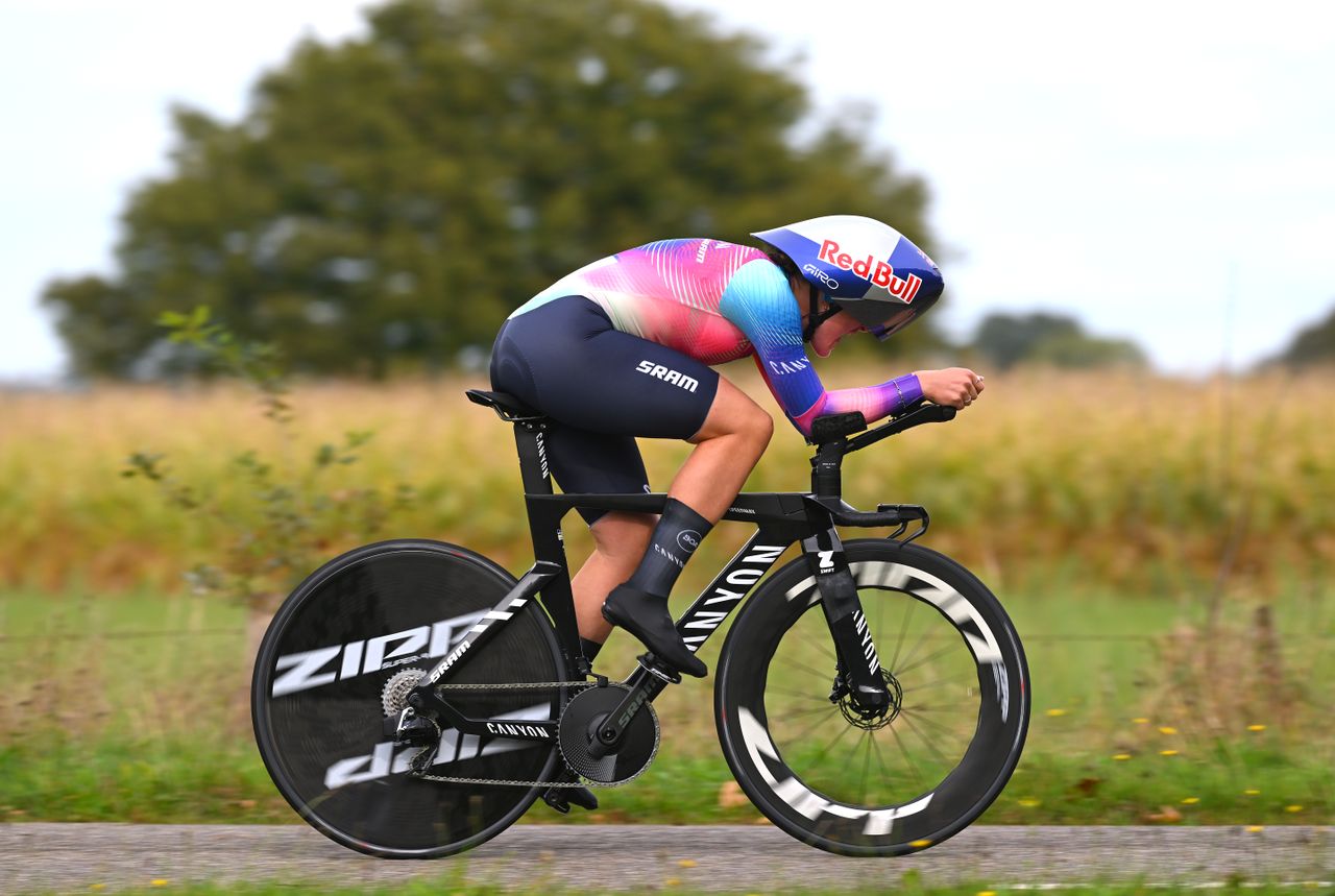 Zoe Bäckstedt during a time trial at the Simac Ladies Tour 2024