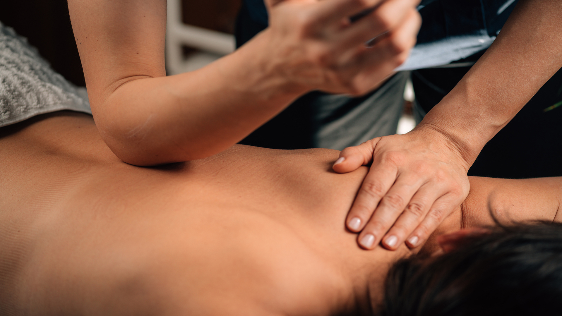 man receiving a deep tissue massage